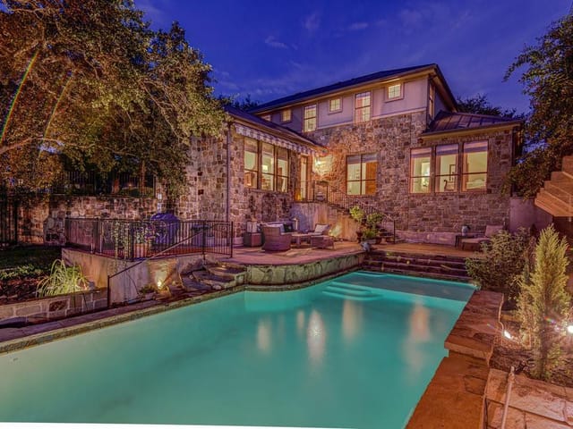303 ROLLING GREEN Dr - front exterior - Luxury home in Lakeway Sec 22, Lakeway, TX