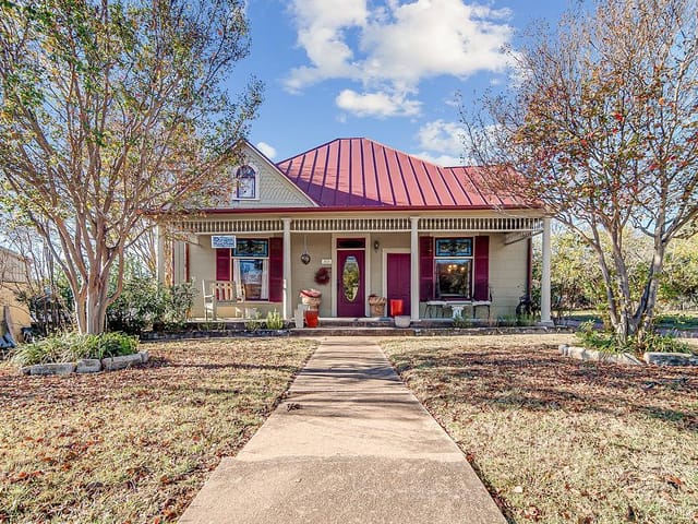 303 W Austin St