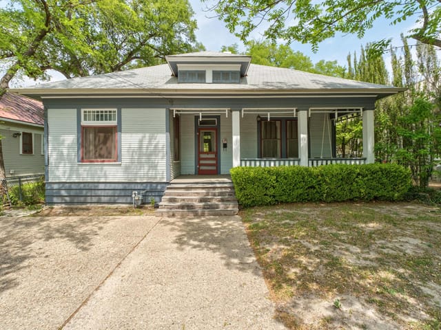 304 W 35th ST