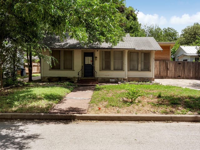 View 304 W 42nd ST in Hyde Park 304 W 42nd ST - property photo 1 - Luxury lot in Hyde Park, Austin, TX