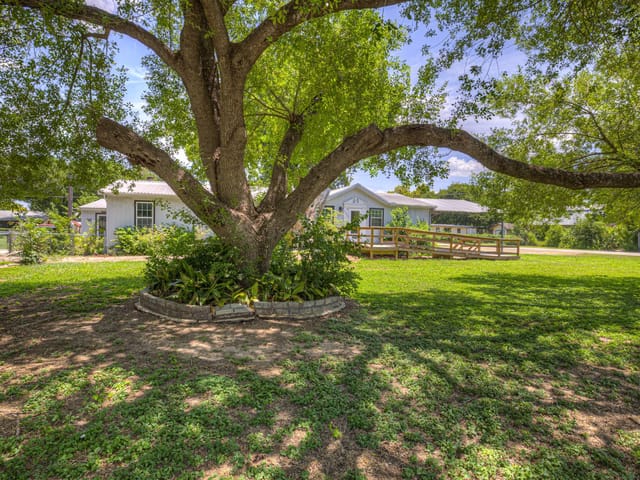 305 Elm DR