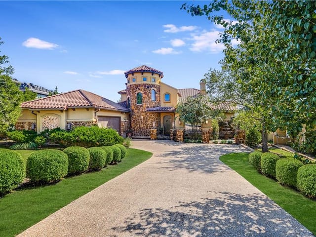 305 Golden Bear DR