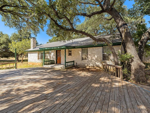 305 Hidden Oaks LN