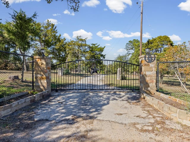 305 Whitesands Trl