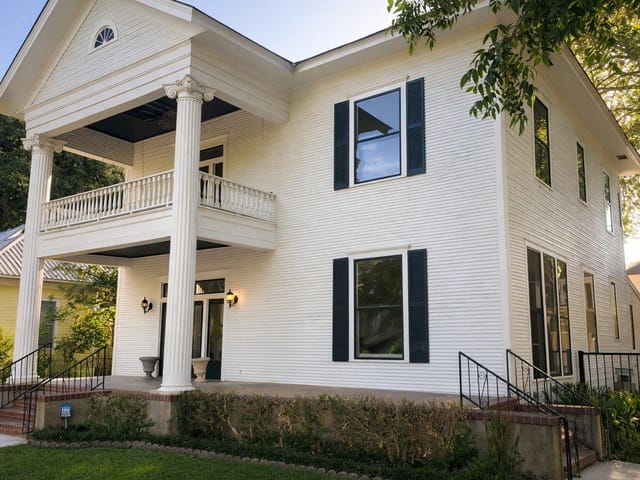 307 Burleson St