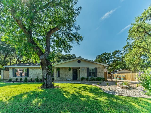 307 Lakeway DR - front exterior - Luxury home in Lakeway Sec 02, Lakeway, TX