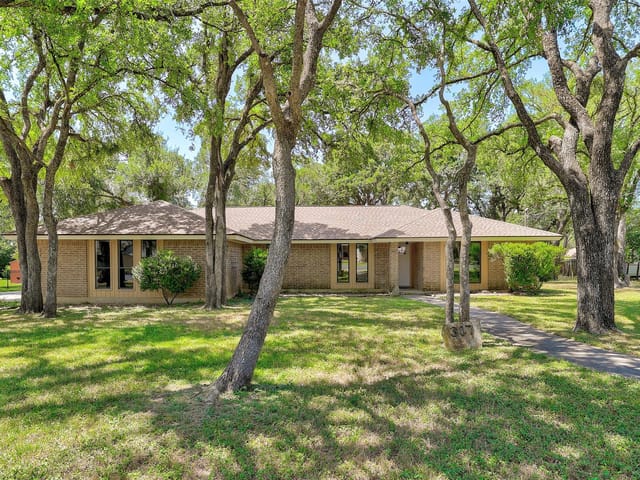 307 Las Plumas DR