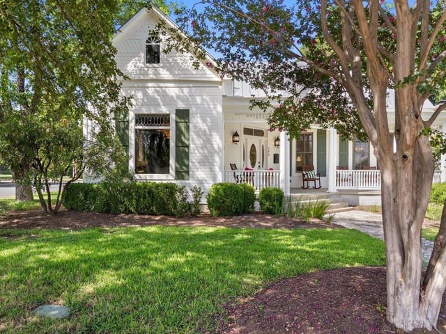308 E Travis ST