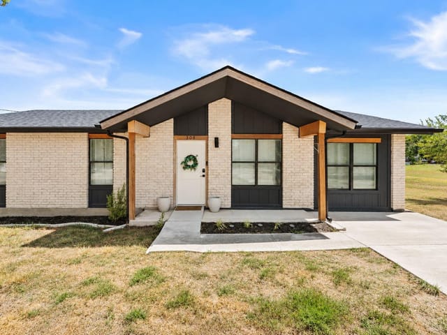 308 River Hills DR
