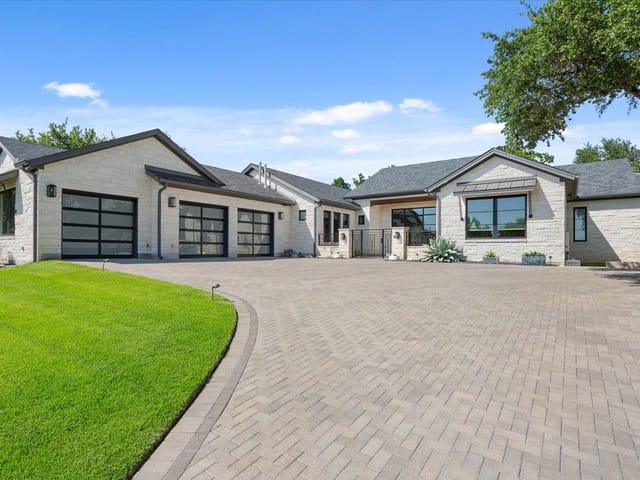 309 Highland Spring LN