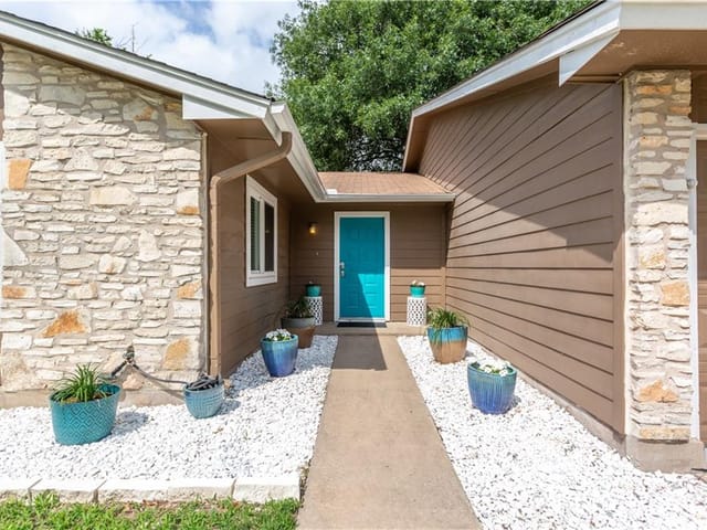 3103 Leaf Ln