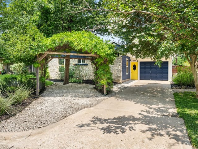 3104 Dolphin Dr