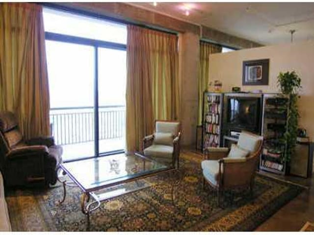 311 W 5th ST Unit #903