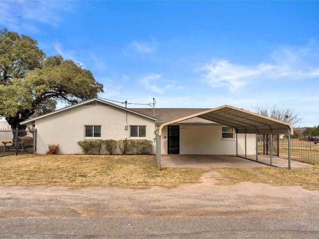 312 Apache Dr