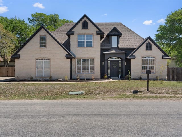 312 Country Club Dr