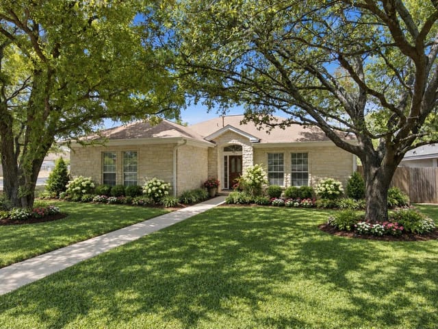312 DEBORA DR