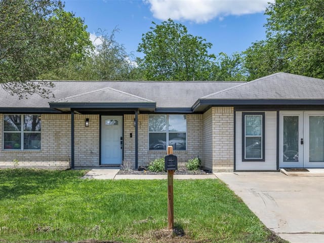 312 Holcombe Dr