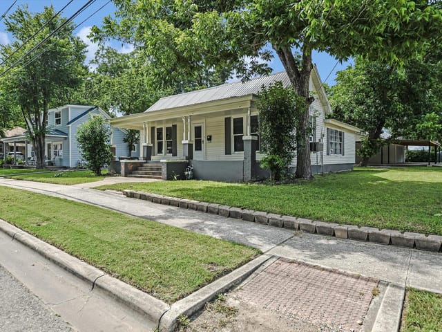 312 W 10th ST
