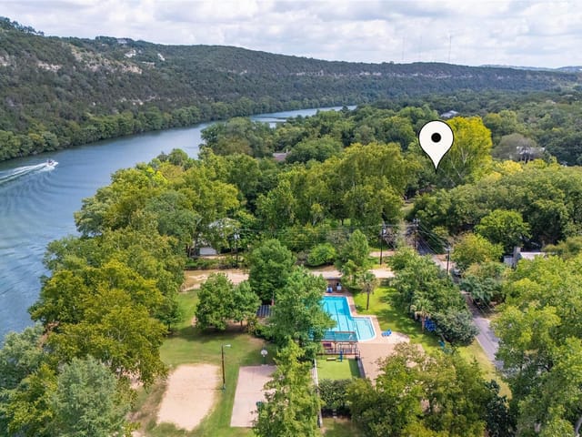 3121 Edgewater DR