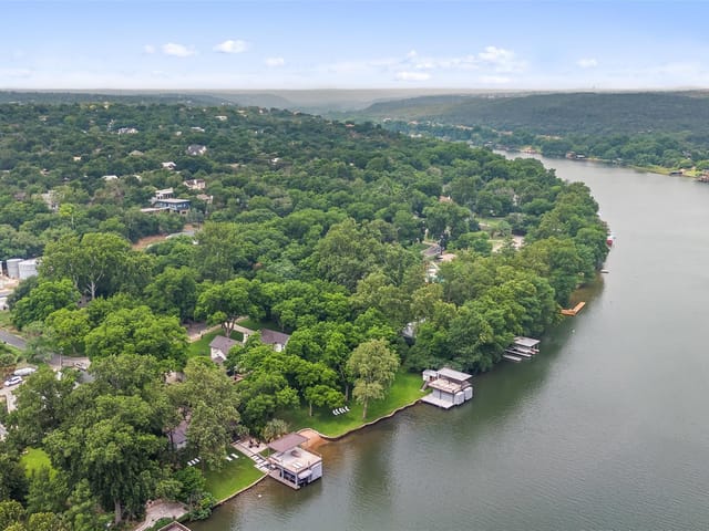 3123 Edgewater DR