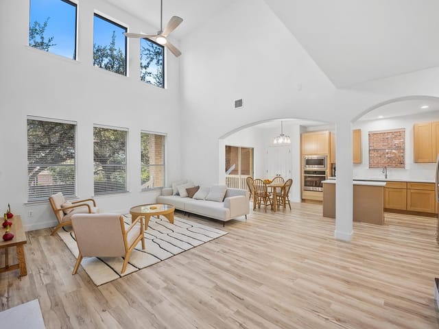 313 El Socorro Ln