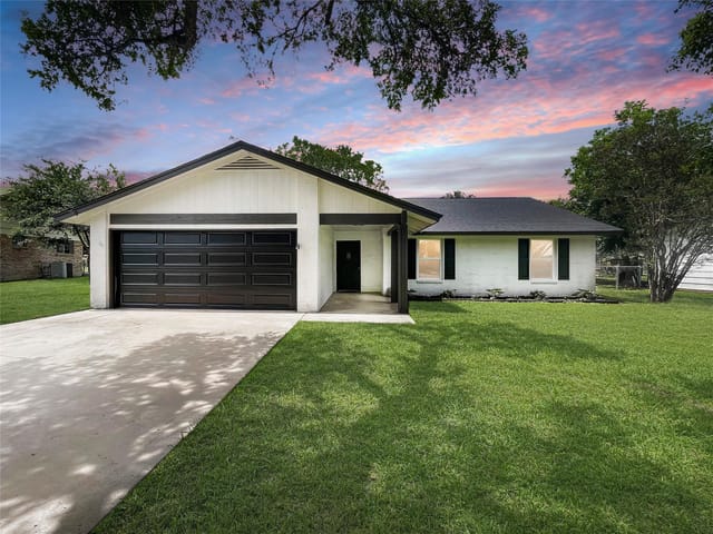 313 Golden Oaks DR