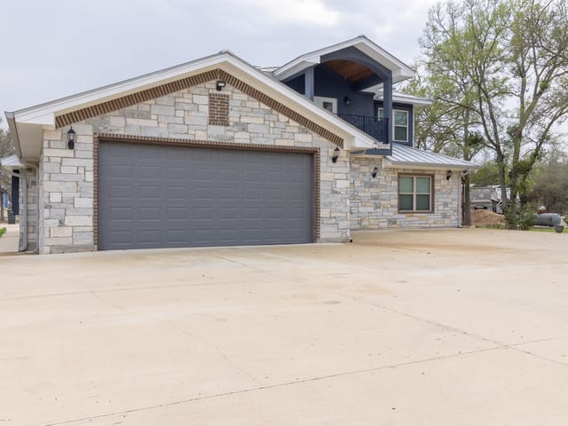 319 Lonesome Dove Dr