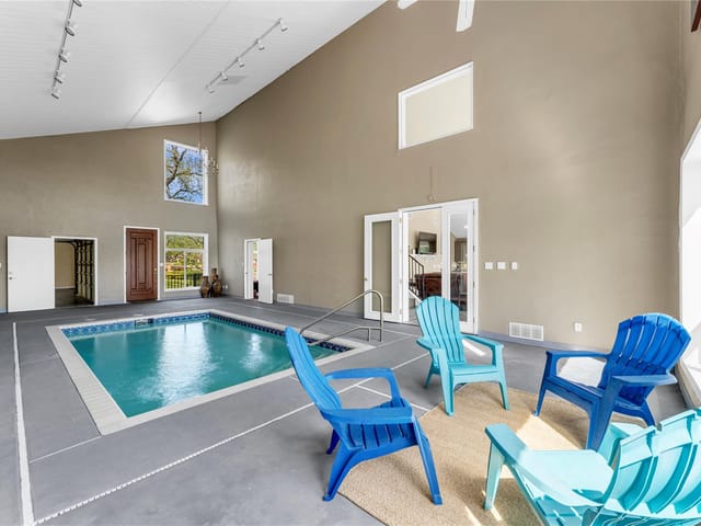 319 Meadowlakes DR