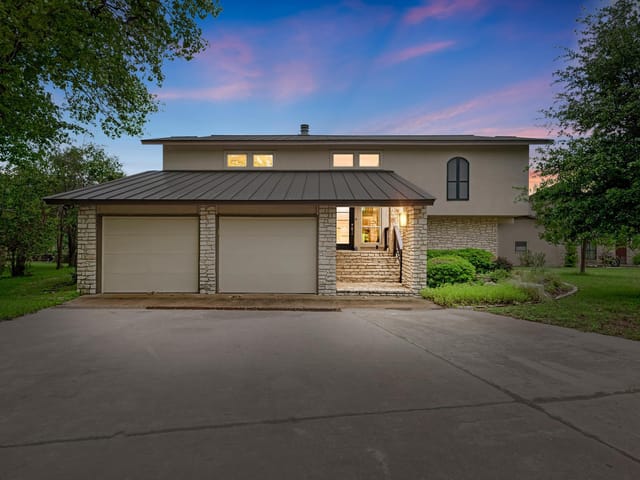 320 Lucy LN