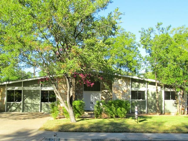 3202 Loyola Ln