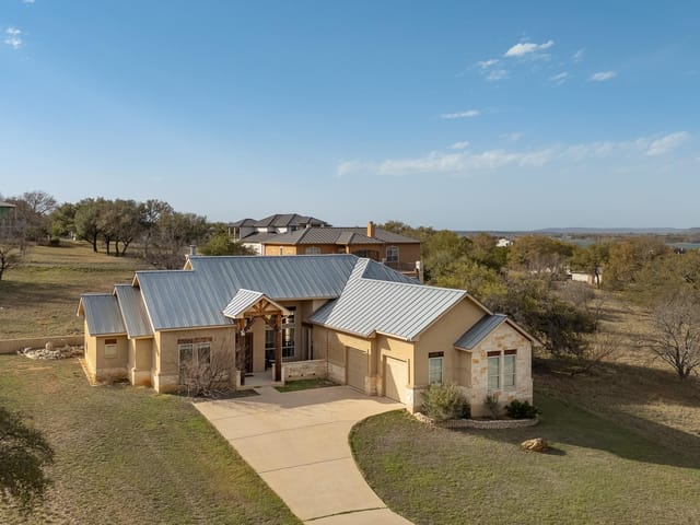3206 Douglas DR