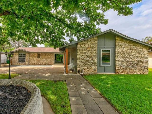 3207 Skylark Dr