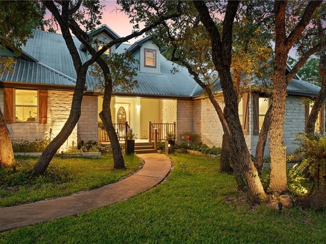 3208 Amber Oak Dr