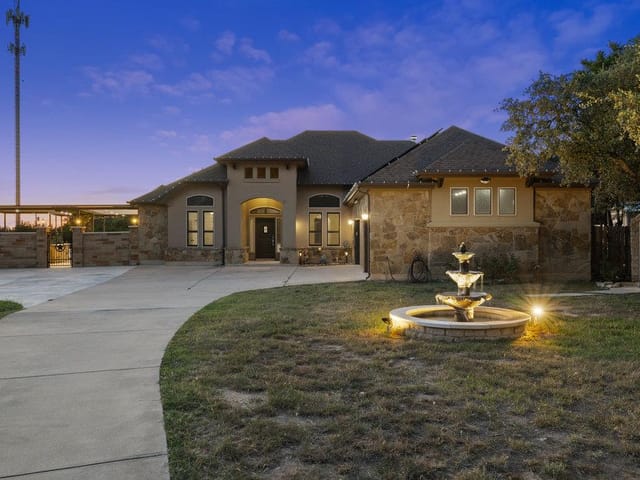 321 Sarahs LN
