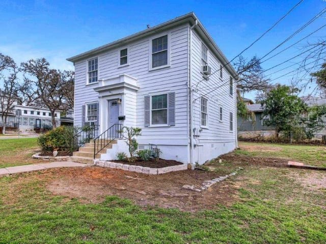 3211 Tom Green St