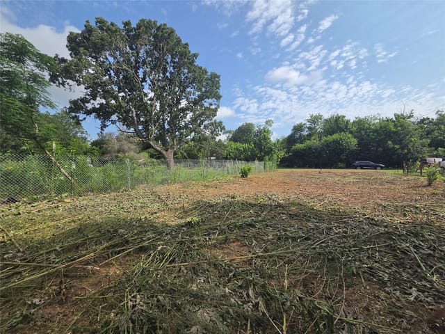327 HOUSTON ELGIN, TX 78621 ST