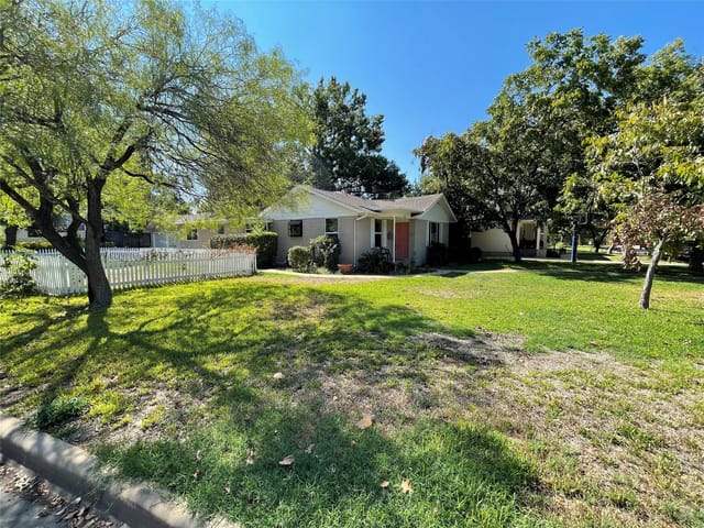 3311 Oakmont Blvd