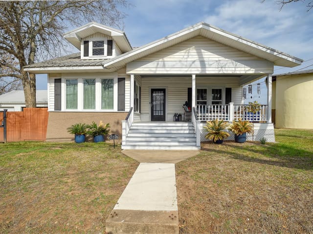 338 W Crockett St