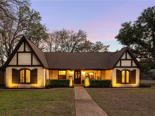 3401 Saddlestring Trl