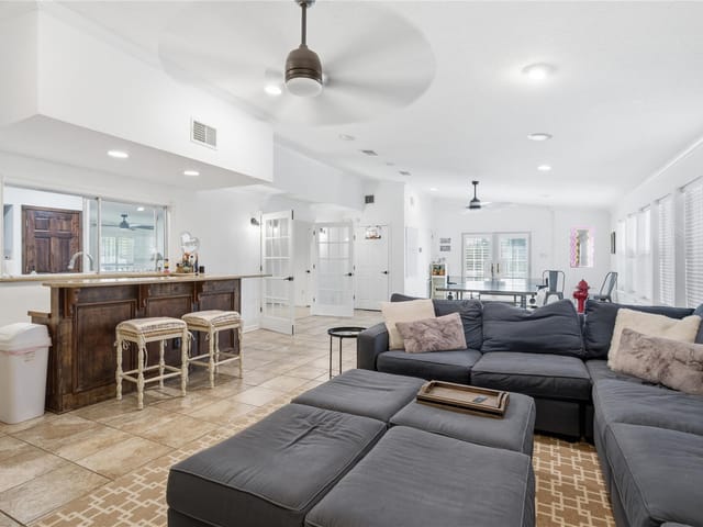 3409 Lakeside DR