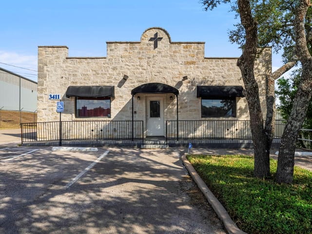 3411 N US Highway 281
