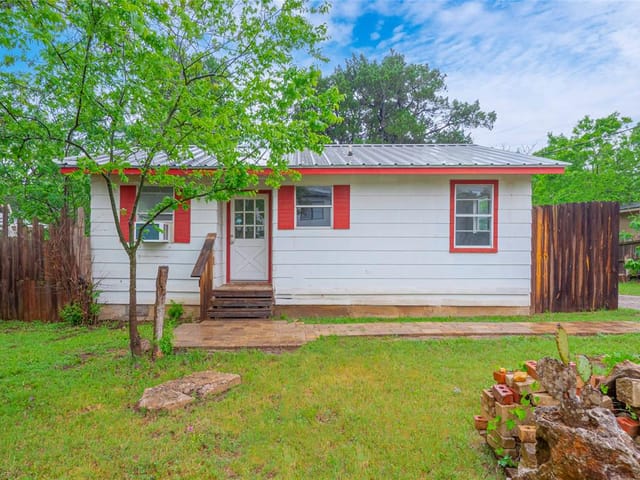 3412 Blumie St