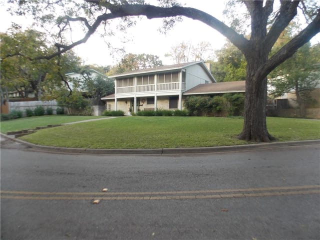 3520 Highland View Dr