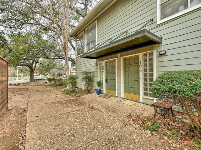 3523 Greystone Dr Unit #104
