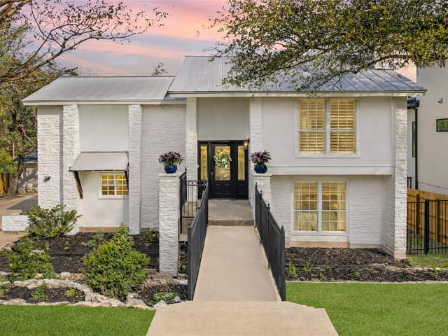 3627 Peregrine Falcon DR
