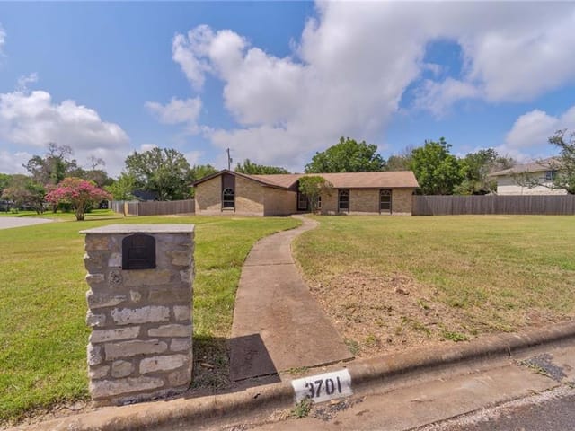 3701 Saddlestring Trl