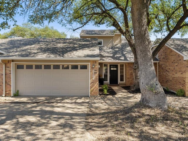 3704 Williamsburg CIR