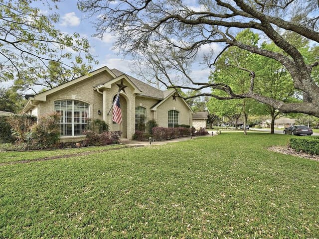 3709 Indian Point Dr