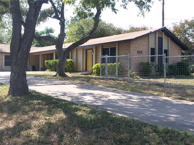 3713 Menchaca Rd