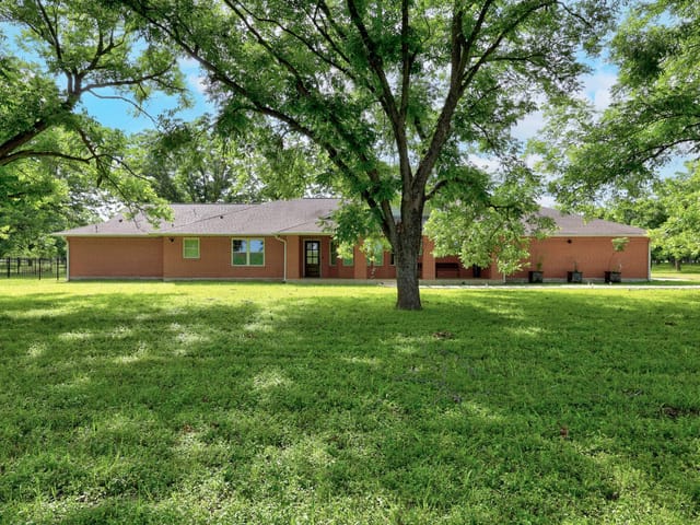 3717 Buck LN